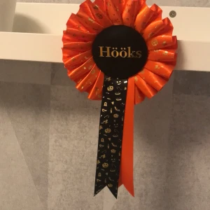 Hööks hästar halloween  - Säljer mitt häst pris ifrån hööks som jag köpte i höstas!❤️säljer pga att jag inte fick någon användning av den köpte för 50kr och budet startar på 10kr