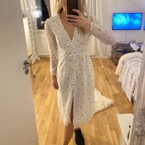 Adoore, Paris dress - Säljer nu min adoore klänning i modellen Paris dress i storlek 36. Köpare står för frakt 💞