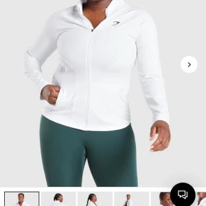 Gymshark zip up - Perfekt för träning och promenader. Säljer då jag tycker att den sitter för löst på mig. Storlek M. Endast andvånd få ggr så bra skick. Nypris 500kr. Bud: 230kr. Köp direkt 330kr