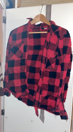 Röd flanellskjorta  - Säljer min röda flanellskjorta som inte kommer till användning. Vill du ha något mer är det 3 för 2, annars utsatt pris +frakt :))