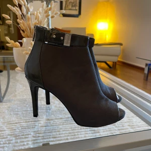 Klack från Jennifer Lopez - Fina eleganta skor från JL endast använda 1 gång och köpta från USA.