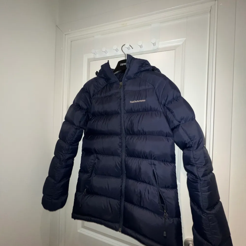 En peak jacka som endast är använd nu i vinter, köptes i somras inför vintern men letar nu efter en ny jacka. Inga hål eller skador på jackan. . Jackor.