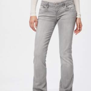 De gråa trendiga ltb jeansen som är slutsålda 💓 btw jag är 158 och har storlek 27 egentligen men de passar jätte bra 