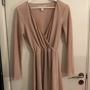 Klänning - Jättefin plisserad rosa klänning från Nelly. Klänningen slutar mitt på låret för mig som är 171! 