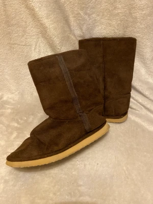 Uggs strl. 38 - Ej äkta. Lätta att ha på sig. Ganska använda. Skön fuskpäls inuti.