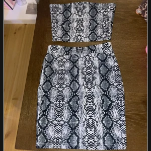 Orm-set kjol & topp - Orm mönstrad kjol och topp, aldrig använd 🥰