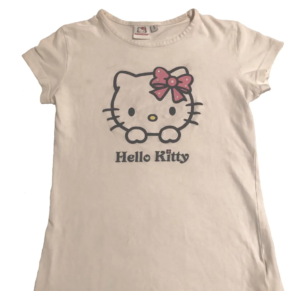  hello kitty babytee, några rhinestones från rosetten är borta men inget man tänker på. T-shirts.