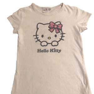  hello kitty babytee, några rhinestones från rosetten är borta men inget man tänker på