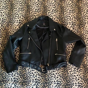 Zara läder jacka  - Zara veansk läder jacka med silver detaljer 