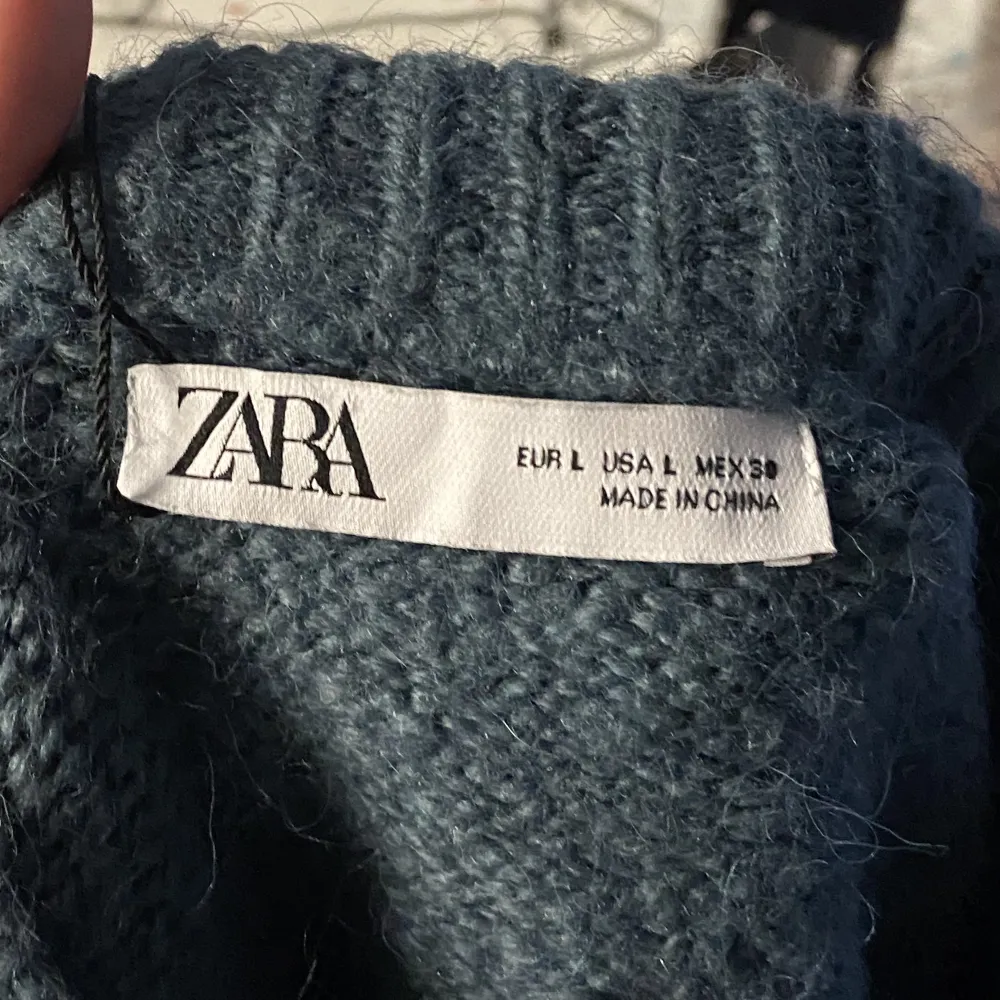 Tröja från Zara som jag fick så vet ej när den ät köpt men den är jättefint skick å inge fel på den😄 Storlek L men är en tröja som ska vara lite kortare😁 jag har stl M på bilden å den sitter bra på mig👍 100kr😄. Stickat.