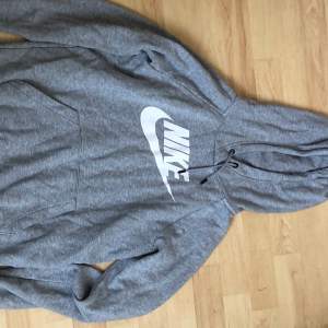 Fin Nike hoodie utan hål eller fläckar :) 