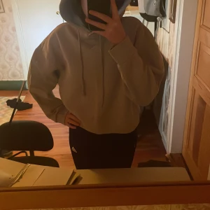 croppad hoodie lager 157 - säljer då det inte är min stil💗 snörerna är olika då plasten försvann från ena, men det går att fixa genom att ta bort andra plasten och knyta en knut istället💕