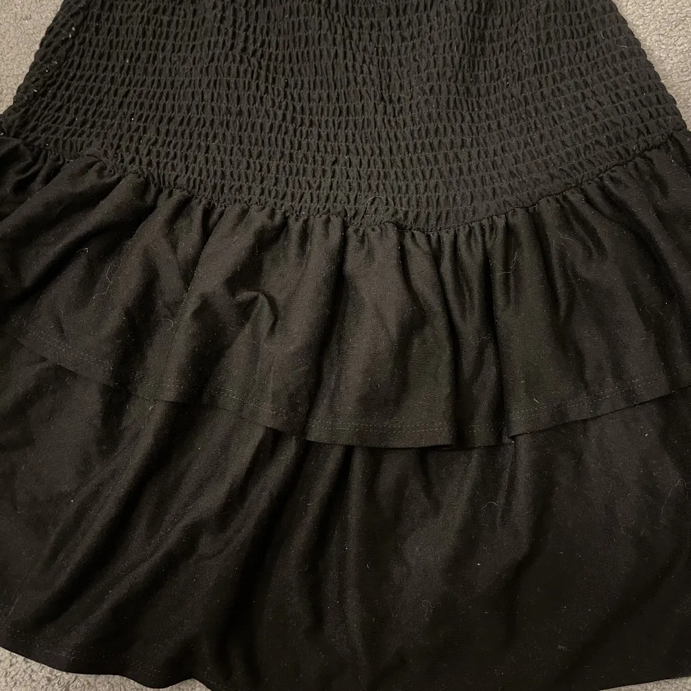 Säljer denna fina volang kjol från Vila. Den är i bra skick. Skriv för fler bilder och vid intresse.😊🫶🏻. Kjolar.