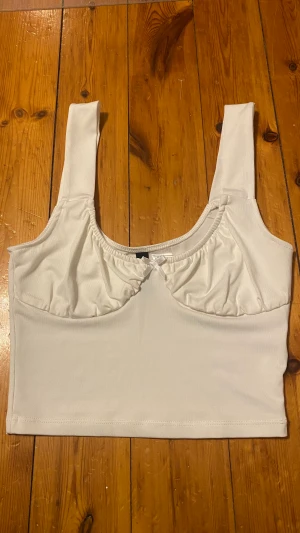 Crop top - Vitt linne ja köpte för ett tag sen men har aldrig använt så i bra skick. Passar som xs. Tryck inte på köp nu!!!