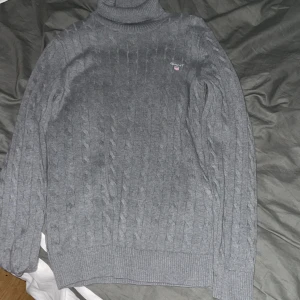 Gant polokrage - Extremt bra skick. Knappt andvänd. Grå kabelstickad. 