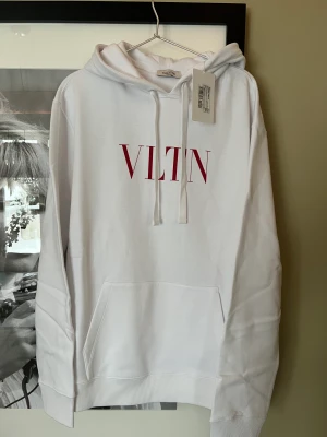 Valentino VLTN hoodie XXL (ny med tag) - Valentino VLTN hoodie Storlek: XXL Skick: helt ny med tag Dustbag medföljer Pris: 3200kr + frakt