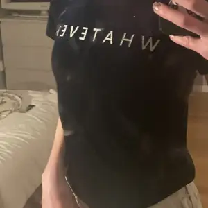 Sammets t-shirt i marinblå med text ”whatever”. I toppskick och inga fläckar! Jag har aldrig använt den men den har legat i min garderob i nåt år. 