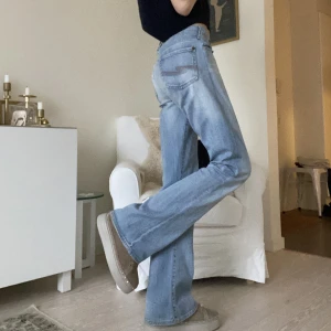 Jeans - Har fått så sjukt mycket frågor om dessa jeans! Och jag förstår vetkligen för de är så sjuuukt snygga!! Men nu tänkte jag kolla intresse på de eftersom de tyvärr inte kommer till så myckrt användning längre, säljer endast vid bra bud!❤️🥰🥰jag är 175 