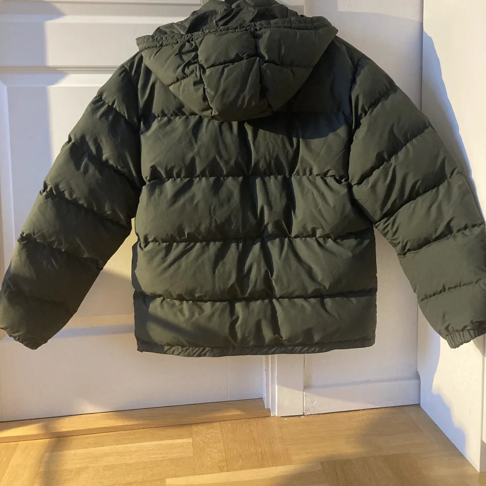Grön vinterjacka från Zara stl M Aldrig anvönd. Säljes pga fel storlek.. Takit.