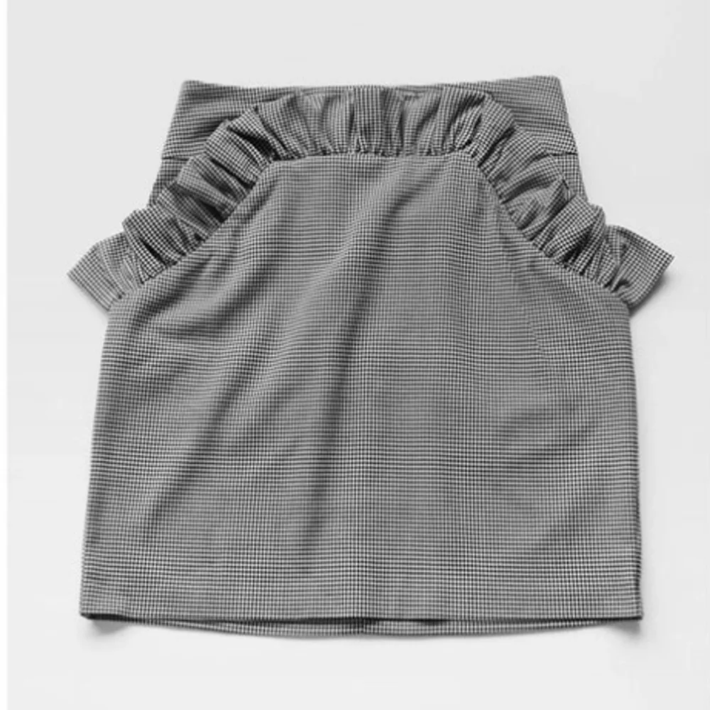Slutsåld kort rutig kjol från H&M. Sparsamt använd men älskad! säljer den då jag vuxit ur den.. Kjolar.