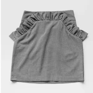 Slutsåld kort rutig kjol från H&M. Sparsamt använd men älskad! säljer den då jag vuxit ur den.