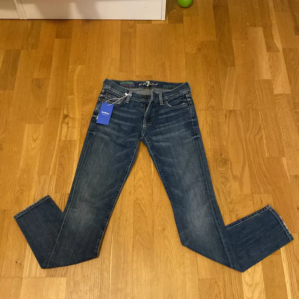 Fett snygga jeans från 7 for all mankind jeans i storlek 24. Köpta på Sellpy men säljer pga försmå. Köpta för 100kr, men säljer för 55kr. Köpare står för frakt.. Jeans & Byxor.