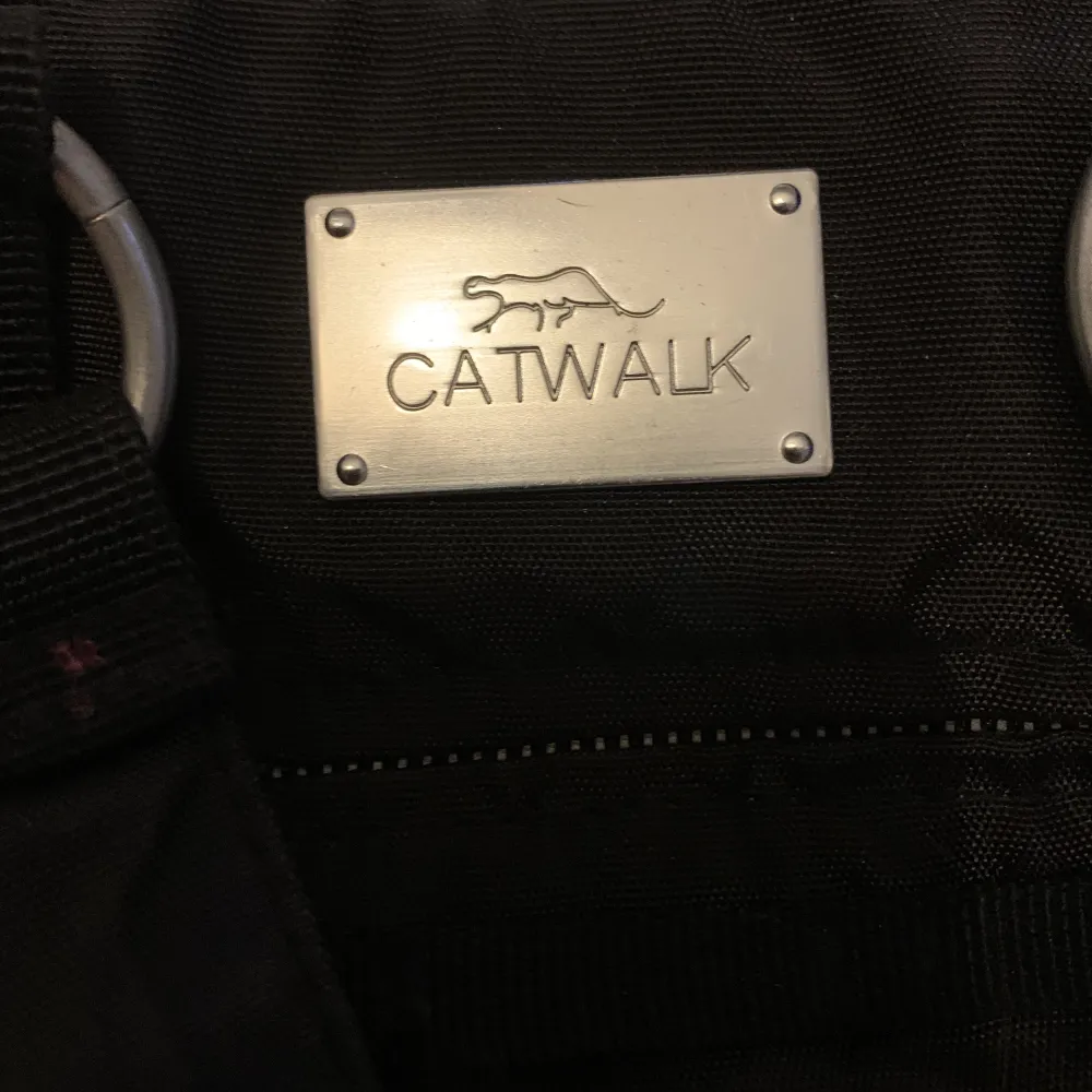 ”Catwalk” väska köpt på second hand i Paris, oklart om namnet på märket är catwalk.. ⭐️ knappt använd, pris kan diskuteras💋. Väskor.