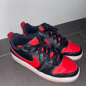 Nikeskor  - Nikeskor i storlek 39. Har bara använt de vid tre tillfällen, så de är som nya! Hör av er om ni vill ha fler bilder på dem eller veta mer🥰 köparen står för frakten 