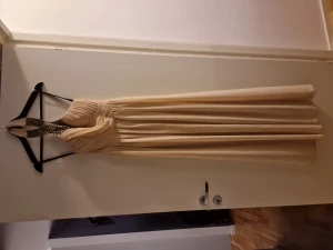 Balklänning  - Balklänning, begie med halssmycke. Använd 1 gång