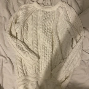 Vit stickad tröja - Vit stickad tröja. tjock och jättemysig. köpt secondhand:)