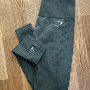 Gymshark vital seamless 2.0 - Gymshark vital seamless 2.0 i färgen dark green marl, fint skick, hög midja. 
