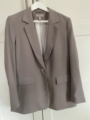 Kavaj - Oanvänd kavaj från HM! Storlek medium💕 