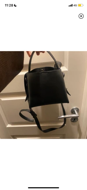 Arket och ance inspererad väska  - Arket och acne inspererad väska! Super snygg och i bra skick! Den är super gullig och liten 