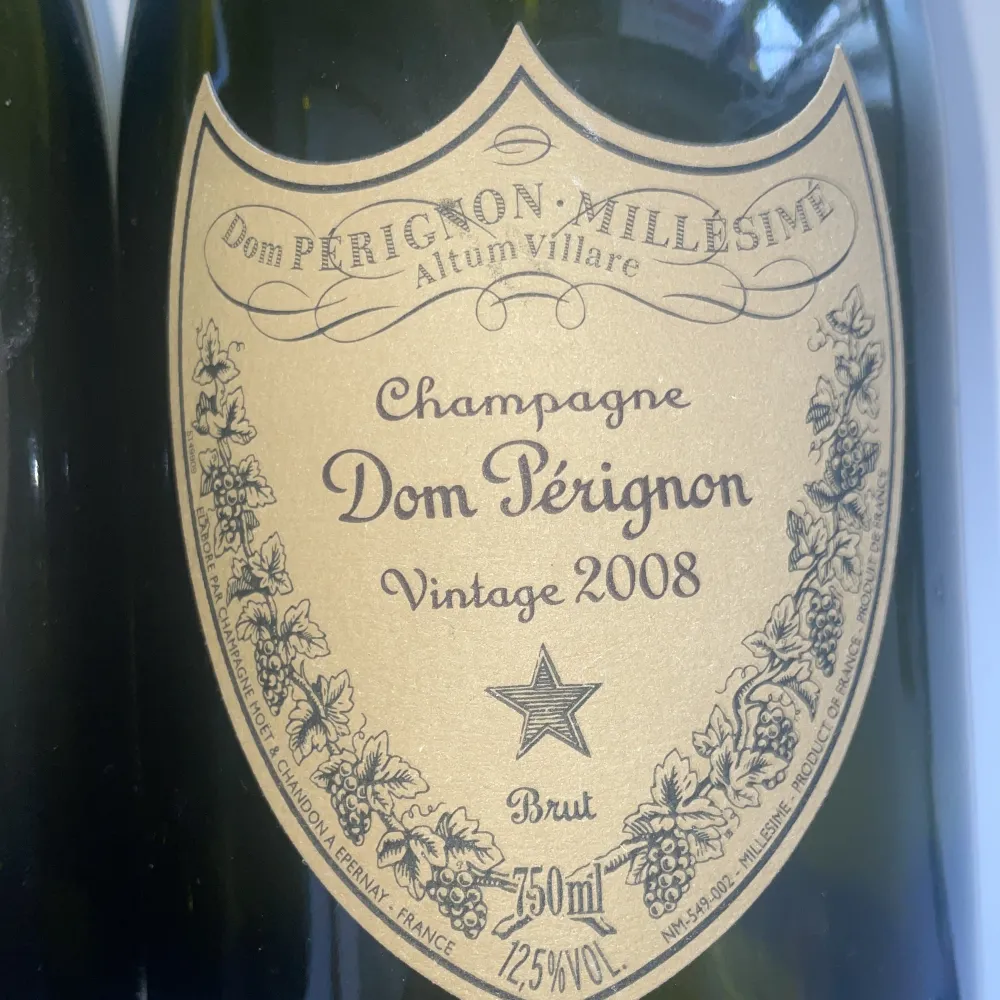 2 stycken champagne flaskor. Dom perignon 0.75l från primaårgången 2008. Priset vardera: 3850kr . Övrigt.