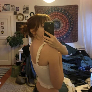 Vitt linne - Så fint och somrigt vitt linne med lite volanger! ❤️