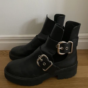 Trendiga boots  - Boots från H&M i strl 40, men är små i strl så passar om du har 39! Sparsamt använda och i bra skick💕 