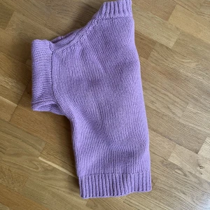 Filippa K Stickad tröja - Stickad tröja från Filippa K. Jättebra skick, knappt använd. Köpt för 2 år sedan.  XS. Jättefin lavendel lila/blåbär/ljuslila färg. Kashmir och Ull.