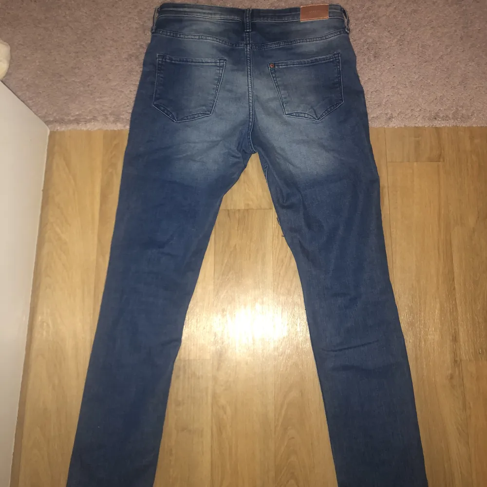 Mörkblåa skinny denim jeans i storlek 158, för 12-13 åringar! 🤍Har inte används  och passar inte i det längre. . Jeans & Byxor.
