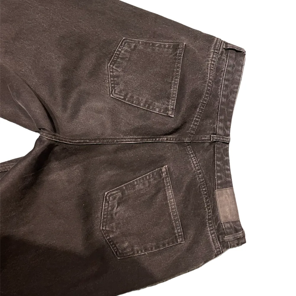 svarta jeans från monki, färgen har blivit lite urtvättad, mid/hög-midjade, ganska så bra skick skriv för frågor/bilder 💗💗 . Jeans & Byxor.