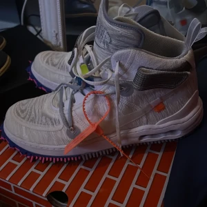 Airforce mid off white  - Har använt de några gånger är i bra skick 