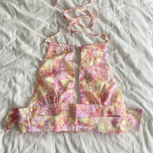 halterneck  - halterneck crop topp med band man snyter bakom ryggen. det är silkesmaterial och öppen rygg. det smalare snöret snyter man runt halsen. köparen står för frakt. 💗