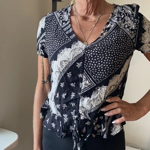 Blus - Jättesöt blus med snörning (kan göra den kortare med hjälp av snörningen)