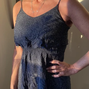 Klänning  - Söt prickig klänning med volang upptill och spagettiband  (FINNS I HELSVART OCKSÅ)