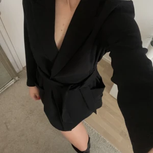 Blazerklänning  - Superfin blazerklänning ifrån Zara, använd fåtal gånger. Strl S.