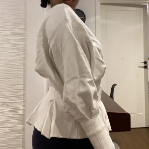 Tröja  - En elegant tröja från hm i storlek XS men passar S. Använd ett par gånger men ändå i bra skick. 