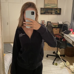 Kofta  - Peak performance kofta, super fin, använd fåtal gånger, storlek S men sitter som en xs 