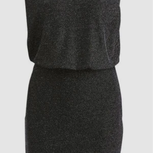 Vila klänning - Perfekta festklänningen i glitter från Vila. Sitter smickrande på kroppen och du kan välja om du vill ha v-ringningen fram eller bak.