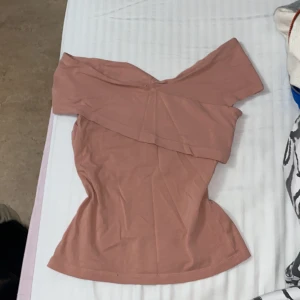 Rosa fintopp - En jättefin dammrose topp som passar till allt möjligt. Kan passa till en vanlig vardag eller något fesligare. Är i storlek XS. Är liknande  som den från Gina Tricot men inget hål i mitten. Köparen står för frakten ❤️