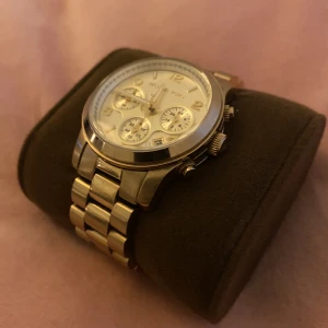 Micheal kors  - Oandvänd Michael Kors klocka, box och länkar ingår. Kvitt finns. Batteriet har stannat pga ej använd. Pris kan diskuteras.