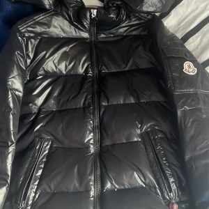 Helt ny moncler jacka - Ja vill sälja den hära jackan för att jag har en annan och ja har it ändvänt den den är helt ny